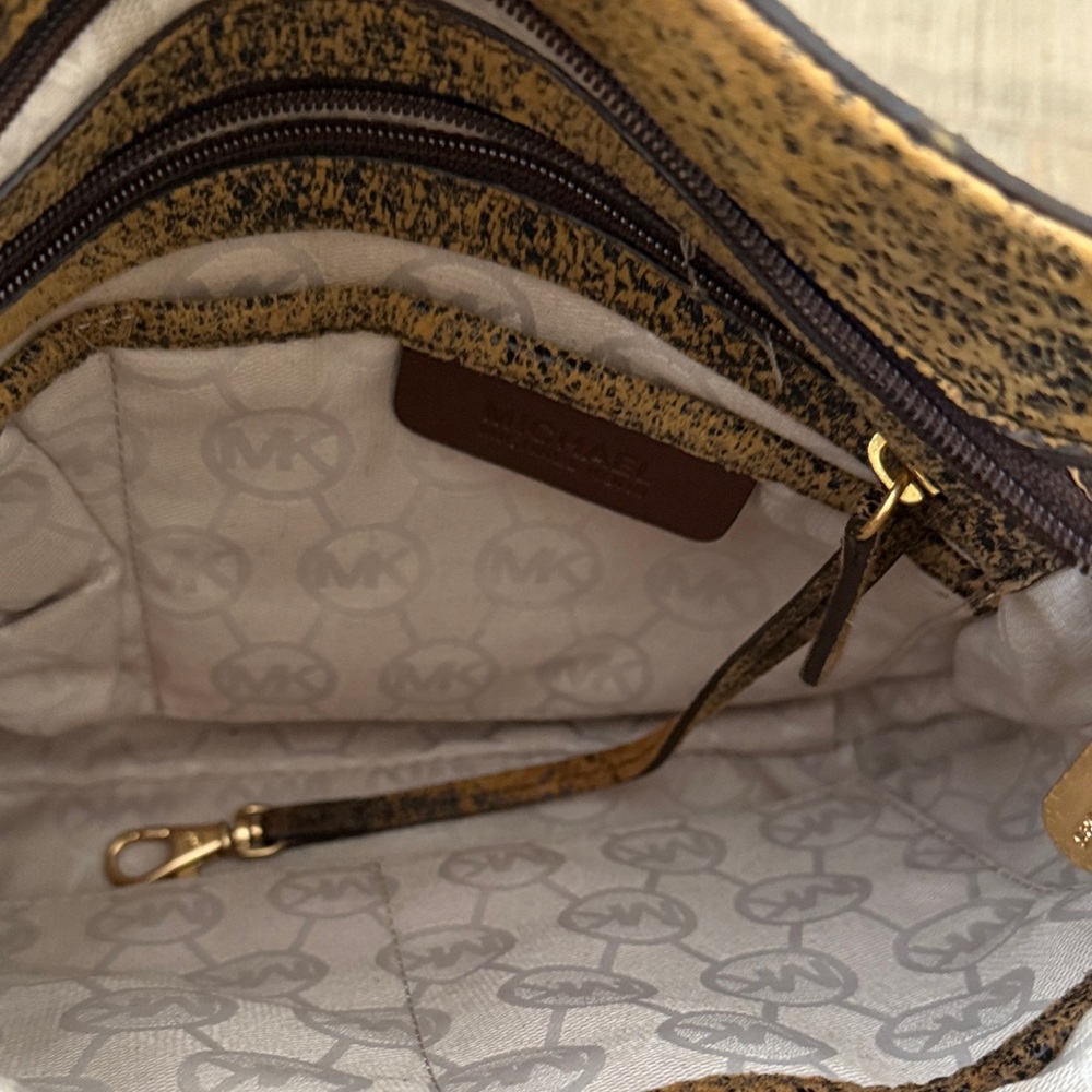 Michael Kors Hamilton Crossbody - Picture 4 of 9
